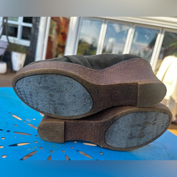 Wedge loafers. Olive synthetic suede. - Picture 4 of 6